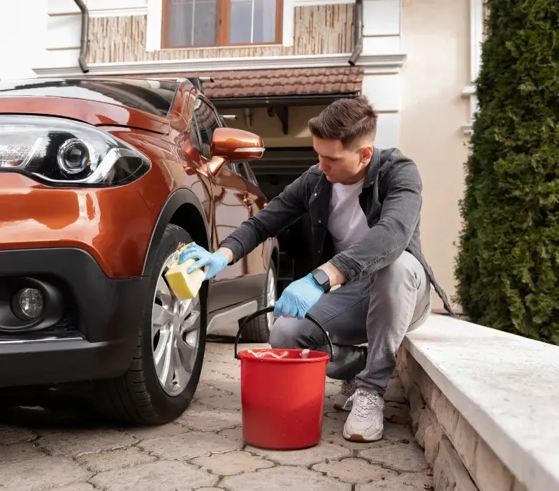 Lavage auto à domicile Lavercantière : professionnel intervenant sur un véhicule